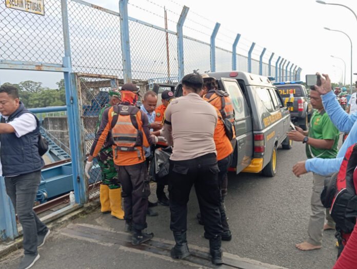 Tim SAR gabungan ketika evakuasi korban