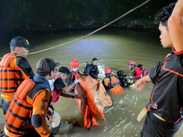 Proses evakuasi orang hanyut di Sungai Jlegon, Jepara, Jumat (30/1/2026) kemarin.