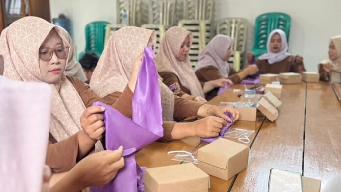 Mahasiswa KKN MIT-21 Posko 15 UIN Walisongo melatih ibu-ibu kader Posyandu Desa Tembok