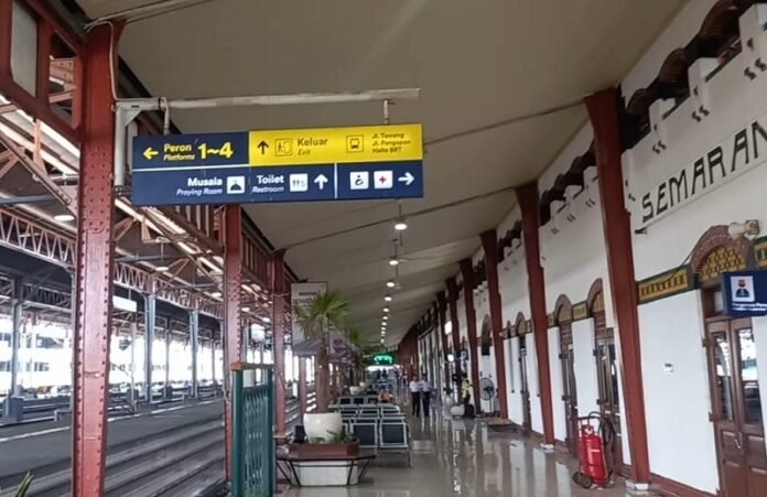 Suasana di Stasiun Kerata Api Tawang Semarang