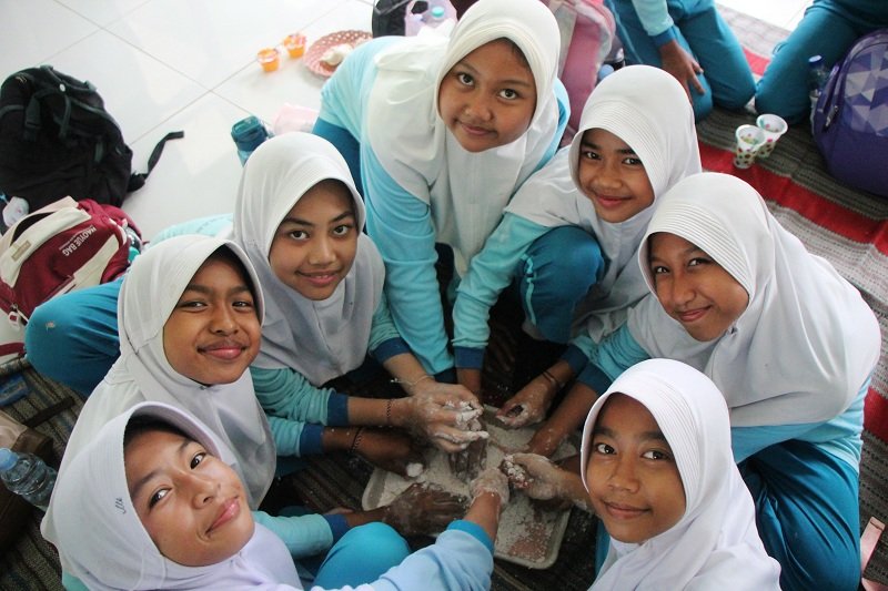 Para siswa saat praktek membuat adonan kerupuk Kolang-Kaling