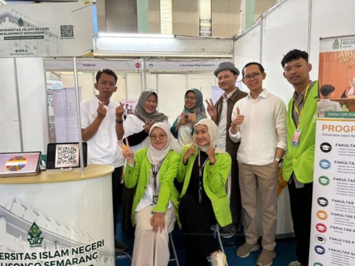 Pengunjung di stan UIN Walisongo dalam gelaran Expo Campus Gemek National Introduction of Campus (GENIUS) 2026 yang dilaksanakan di SMA Negeri 1 Kedungwuni, Pekalongan, pada Selasa (6/1/2026). (Foto : Dok UIN Walisongo)