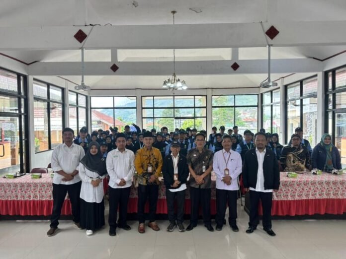 Universitas Islam Negeri (UIN) Walisongo Semarang secara resmi melaksanakan Pelepasan Kuliah Kerja Nyata (KKN) Mandiri Misi Khusus (MMK) Tahun 2026 yang bertempat di Aula Kecamatan Kejajar, Kabupaten Wonosobo, pada Selasa (13/01/2026). (Foto : Dok UIN Walisongo)