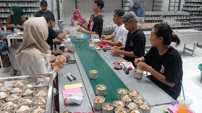 pekerja mengemas kue
