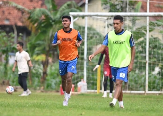 M Rio Saputro (rompi oranye)