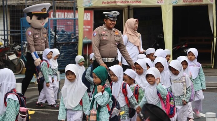 Satlantas Polres Tegal ketika edukasi kepada murid TK