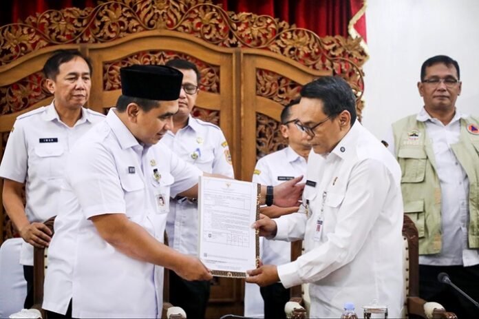 Wakil Gubernur Jawa Tengah Taj Yasin Maimoen ketika serahkan surat penugasan ke Wabub Pati Risma Ardhi Chandra di Pendopo Kabupaten Pati