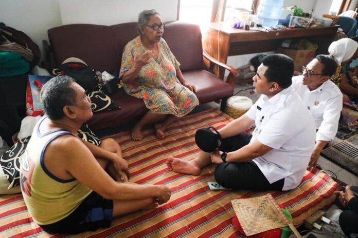 Wakil Gubernur Jateng Taj Yasin Maimoen ketika kunjungi korban banjir di Pati
