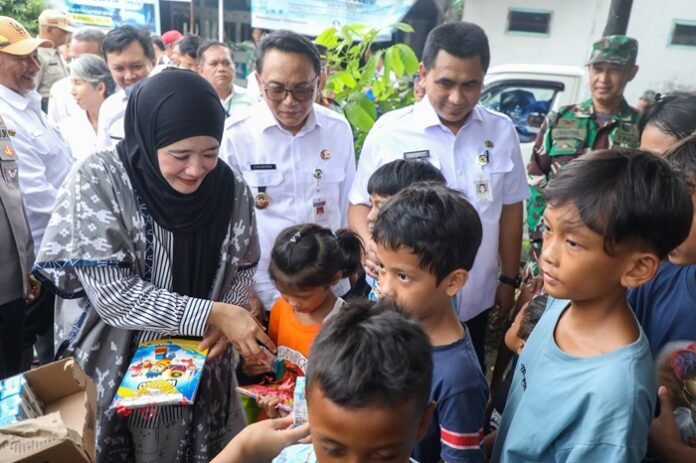 Ketua PKK Jateng Nawal Arafah Yasin ketika meninjau korban banjir di Juwana Pati