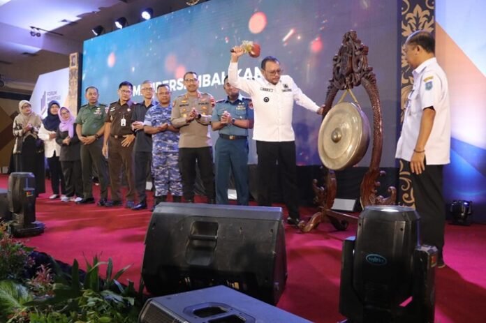 Wali Kota Tegal Dedy Yon Supriyono saat memukul gong .