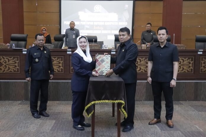 Bupati Brebes Paramitha Widya Kusuma (kiri) saat penyerahan.