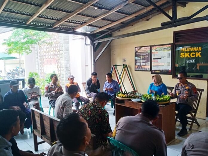 Warga Adiwerna ketika berikan kejutan