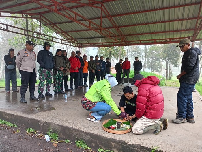 Tim gabungan dengan paranormal ketika mencari pendaki hilang di Bukit Mongkrang Tim gabungan dengan paranormal ketika mencari pendaki hilang di Bukit Mongkrang