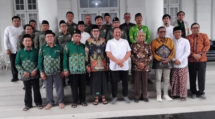 Ketua PP Muhammadiyah Busyro Muqoddas didampingi pengurus MPD Muhammadiyah Karanganyar usai audiensi dengan Bupati Rober Christanto.
