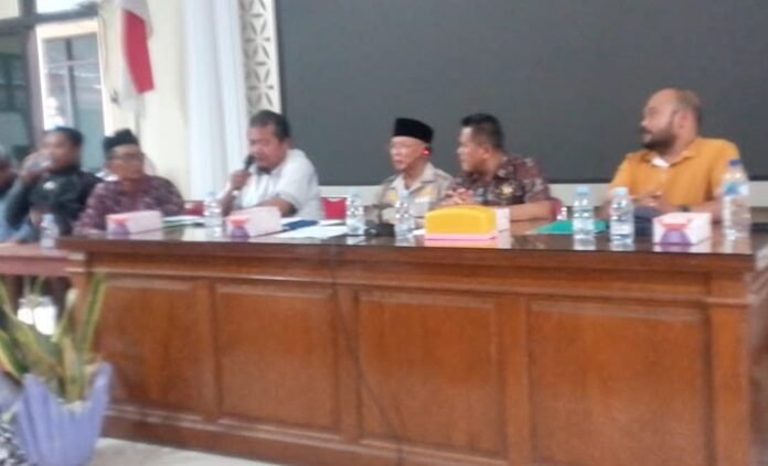 Warga ketika bertemu dengan Camat Grogol