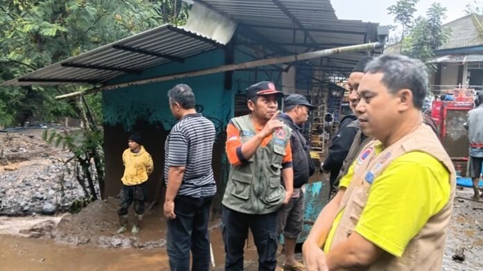 Plt. Kepala Pelaksana BPBD Kabupaten Tegal, M. Afifudin saat melakukan peninjauan lokasi, Sabtu (24/1/2026).