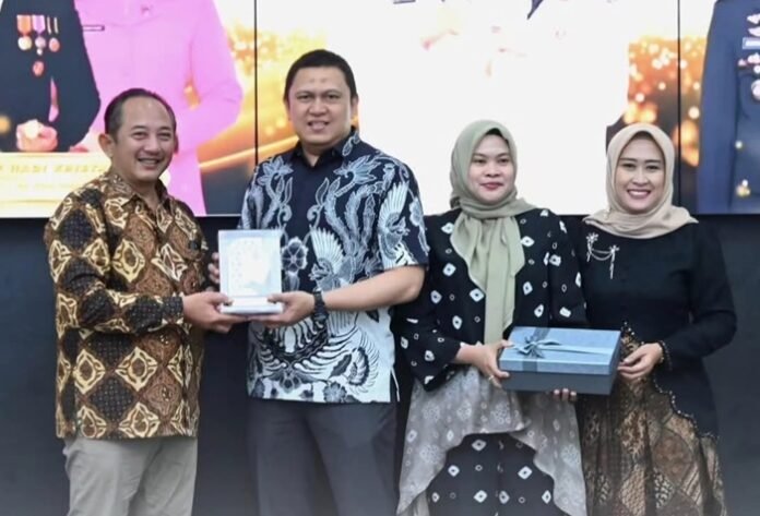 Bupati Karanganyar Rober Christanto dan pejabat lama Kapolres Karanganyar AKBP Hadi Kristanto