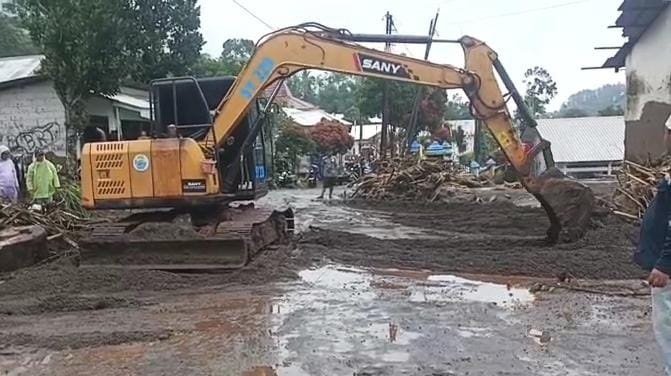 Alat berat bersihkan lumpur banjir bandang di Pemalang Alat berat bersihkan lumpur banjir bandang di Pemalang