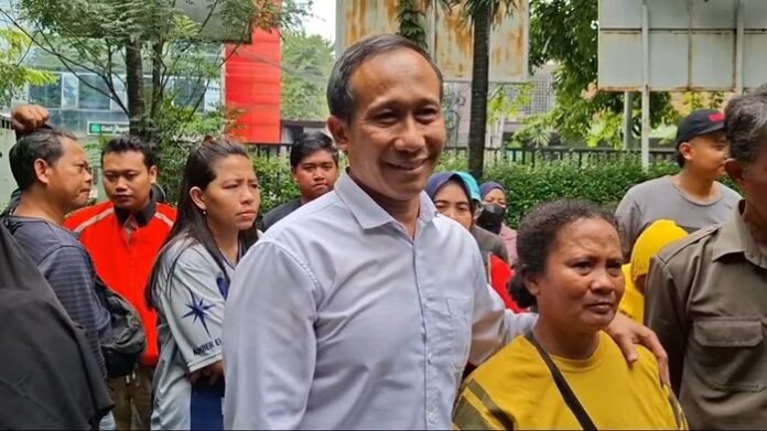 Ketua LBH Zainal Abidin ketika didatangi para PKL