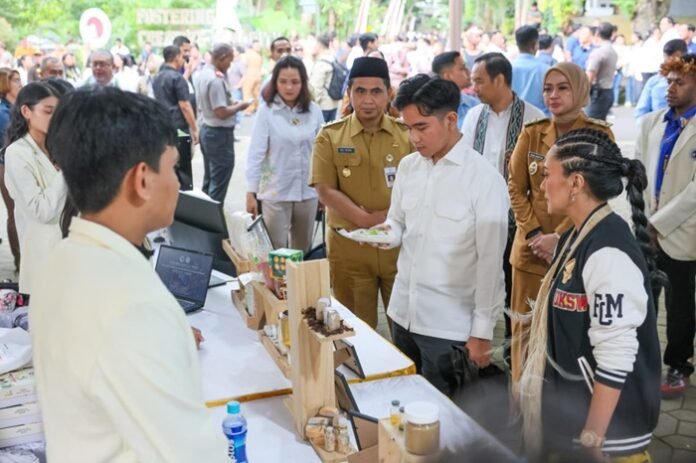 Wakil Gubernur Jateng Taj Yasin Maimoen ketika dampingi Wakil Presiden RI Gibran Rakabuming Raka di UKSW Salatiga