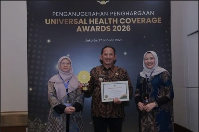 Bupati Karanganyar Bupati Karanganyar Rober Christanto menerima penghargaan dari Menteri Kesehatan.