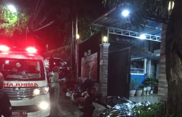 Petugas ketika evakuasi pengendara motor yang kecelakaan di Gombel Lama Semarang