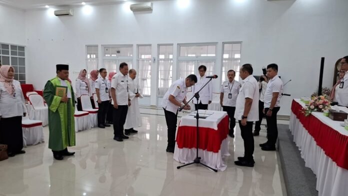 Bupati melantik dan mengambil sumpah jabatan Kurniadi Maulato sebagai Sekda Karanganyar.