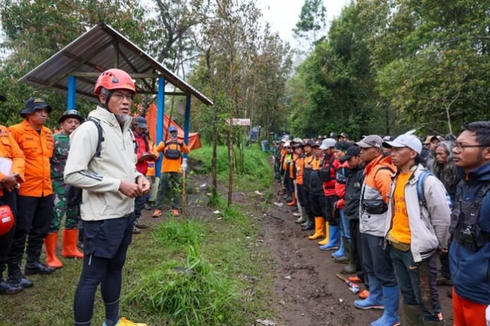 Sekda Jateng Sumarno ketika ikut lakukan pencarian pendaki hilang di Bukit Mongkrang