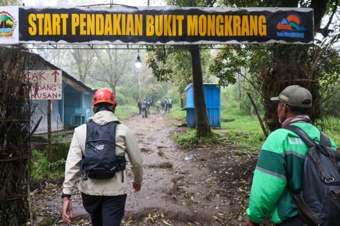 Sekda Jateng Sumarno ketika ikut lakukan pencarian pendaki hilang bersama tim SAR di Bukit Mongkrang