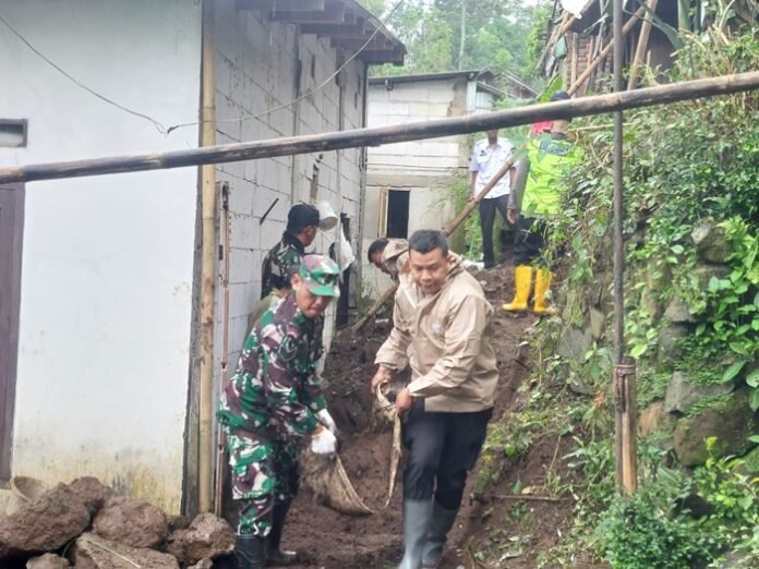Personel gabungan ketika bersihkan wilayah terdampak longsor