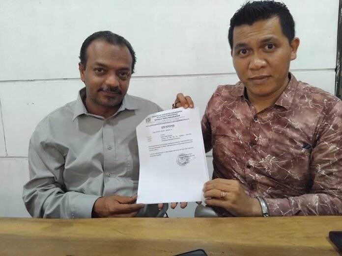 Muhammad Arnaz, Kuasa Hukum ahli waris menunjukkan laporan kepada Inspektorat.