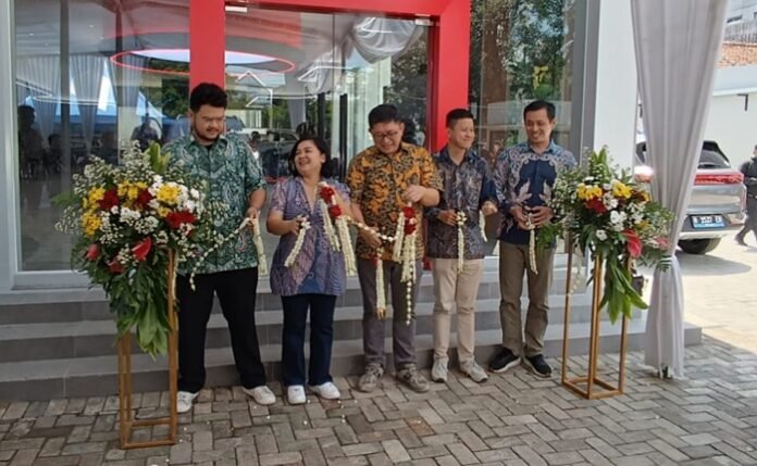 Polytron resmikan showroom EV pertamanya dengan pemotongan pita di Jalan Ahmad Yani Semarang