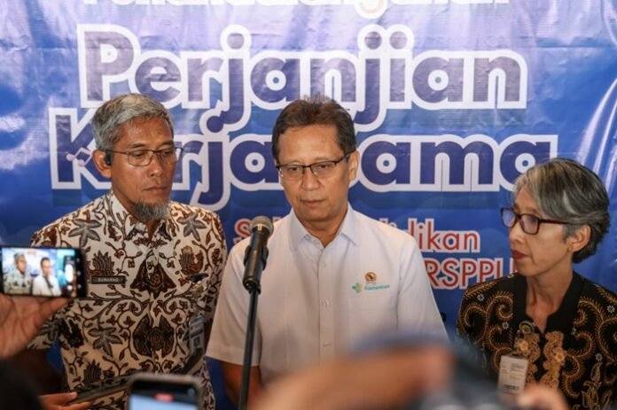 Sekda Jateng Sumarno ketika dampingi Menteri Kesehatan Budi Gunadi Sadikin