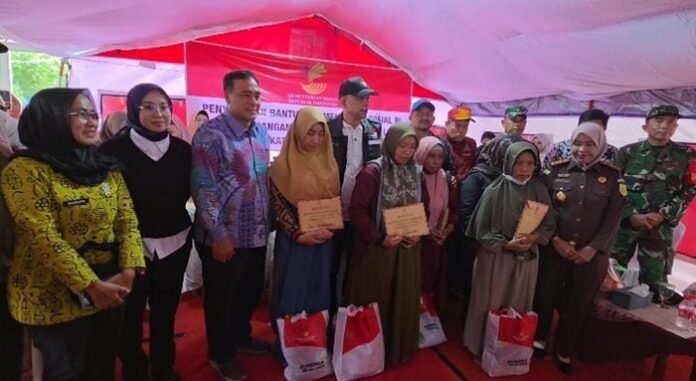 Wamensos ketika meninjau pengungsian di Pemalang