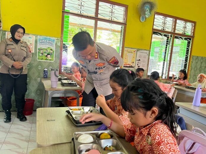Kapolres Karanganyar AKBP Arman Sahti pantau langsung program MBG di SD Negeri 1 Karanganyar Kota.
