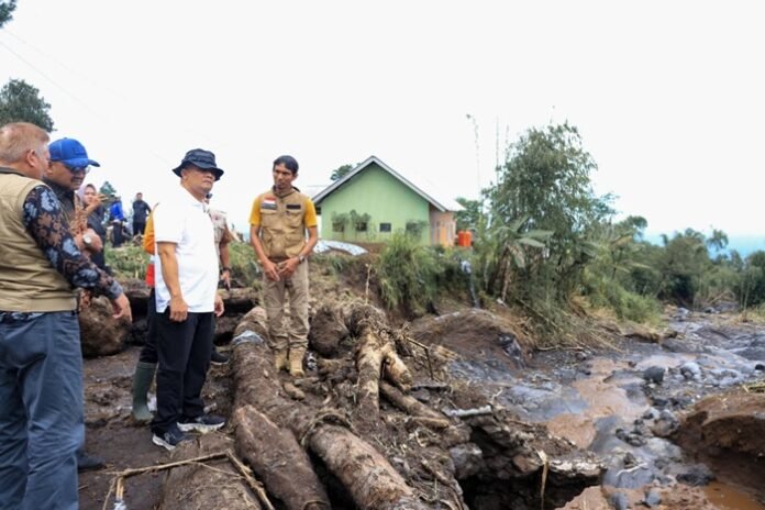 Gubernur Jateng Ahmad Luthfi ketika meninjau bencana banjir di Pemalang