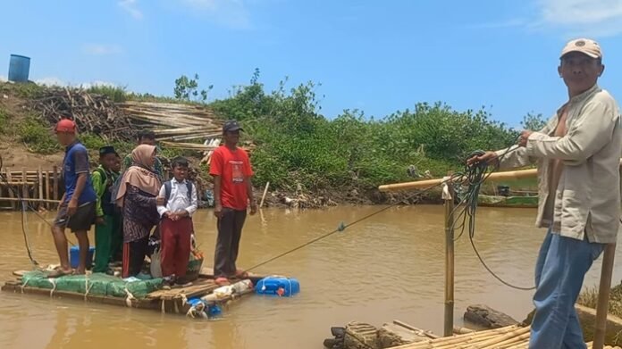 Warga harus naik rakit ketika melalui Sungai Beringin Mangkang Wetan Tugu Semarang.