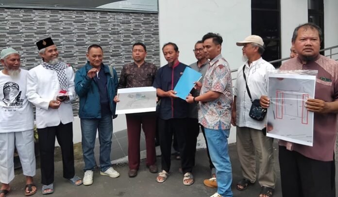 Perwakilan masyarakat Desa Karangturi dan Plesungan melaporkan dugaan TPPU Pembangunan Holyland ke Kejari Karanganyar.