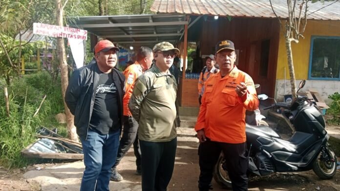 Wakil Bupati Karanganyar Adhe Eliana bersama tim SAR yang ikut mencari di Bukit Mongkrang