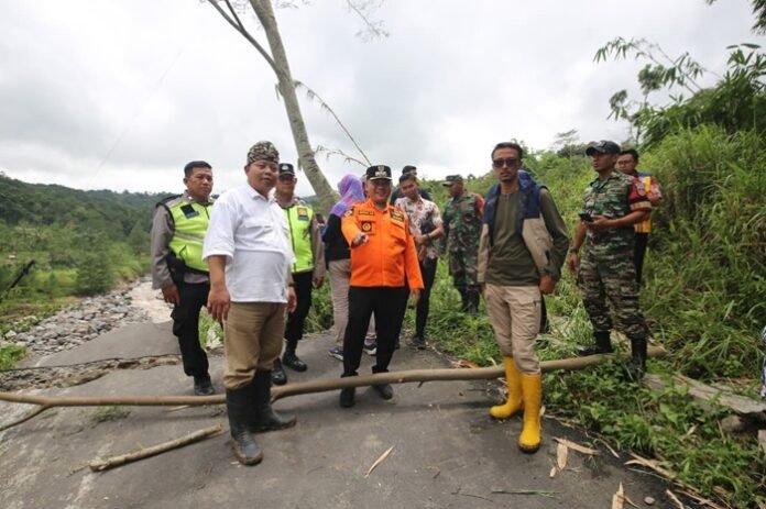 Bupati Tegal Ischak Maulana Rohman saat meninjau lokasi