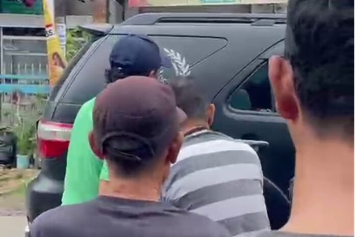 Pelaku yang diduga pencuri kotak amal diamankan polisi.