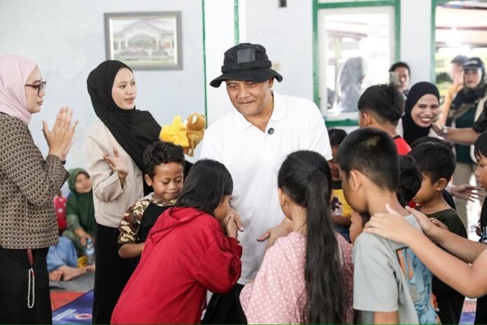 Gubernur Jateng Ahmad Luthfi ketika kunjungi pengungsi bencana di Pemalang