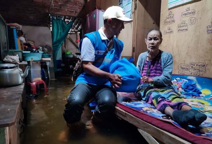 PLN Indonesia Power Semarang saat memberi bantuan banjir pekalongan