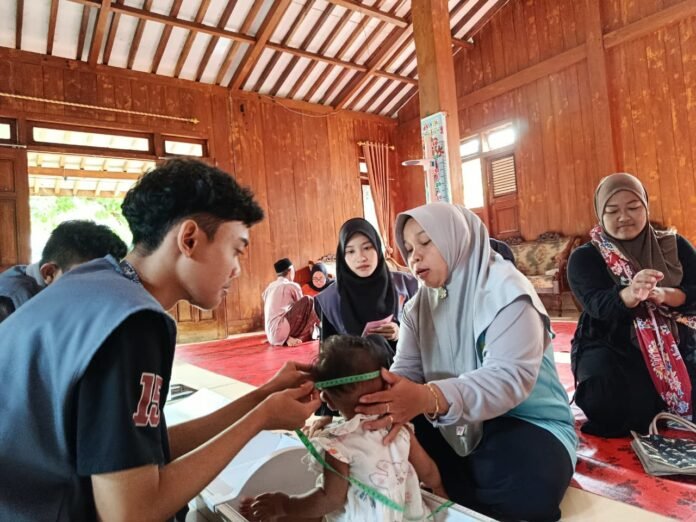 Mahasiswa KKN MIT-21 UIN Walisongo membantu POSYANDU