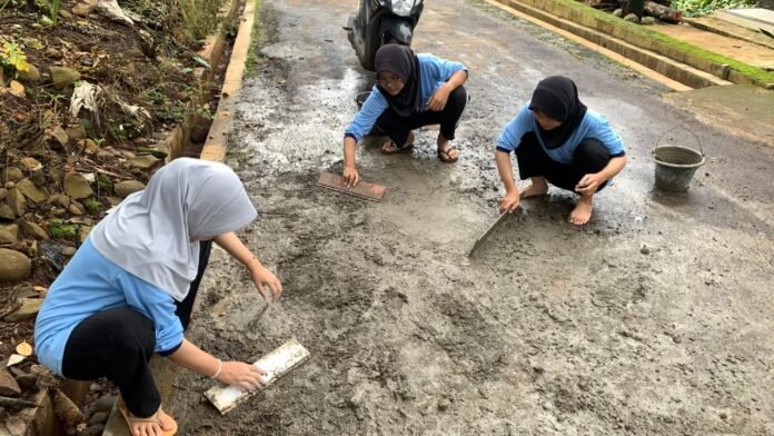 tambal jalan KKN UIN Walisongo