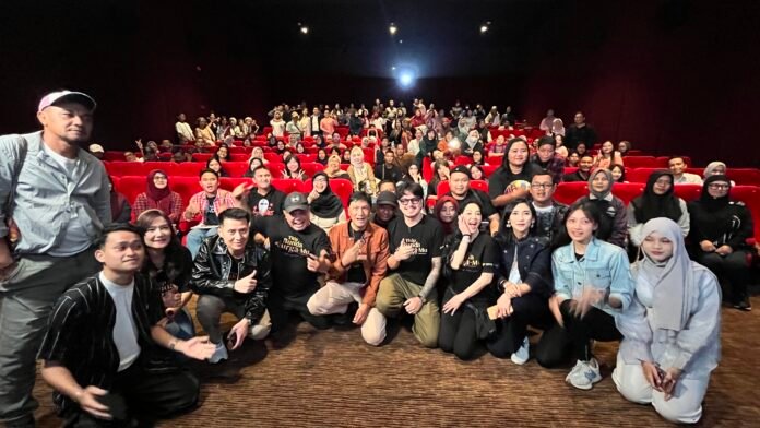Para pemain film Titip Bunda di Surga Mu usai melakukan nonton bareng di Semarang. (Foto : Dokumen)