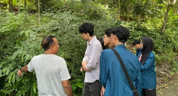 mahasiswa KKN Tim I Kelompok 44 UNDIP meninjau sumber mata air
