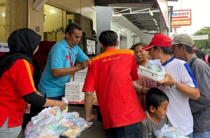 Alfamart bagi paket buka puasa di Semarang
