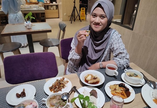 Ummu Hanifah saat berbuka puasa dengan minum air zam-zam