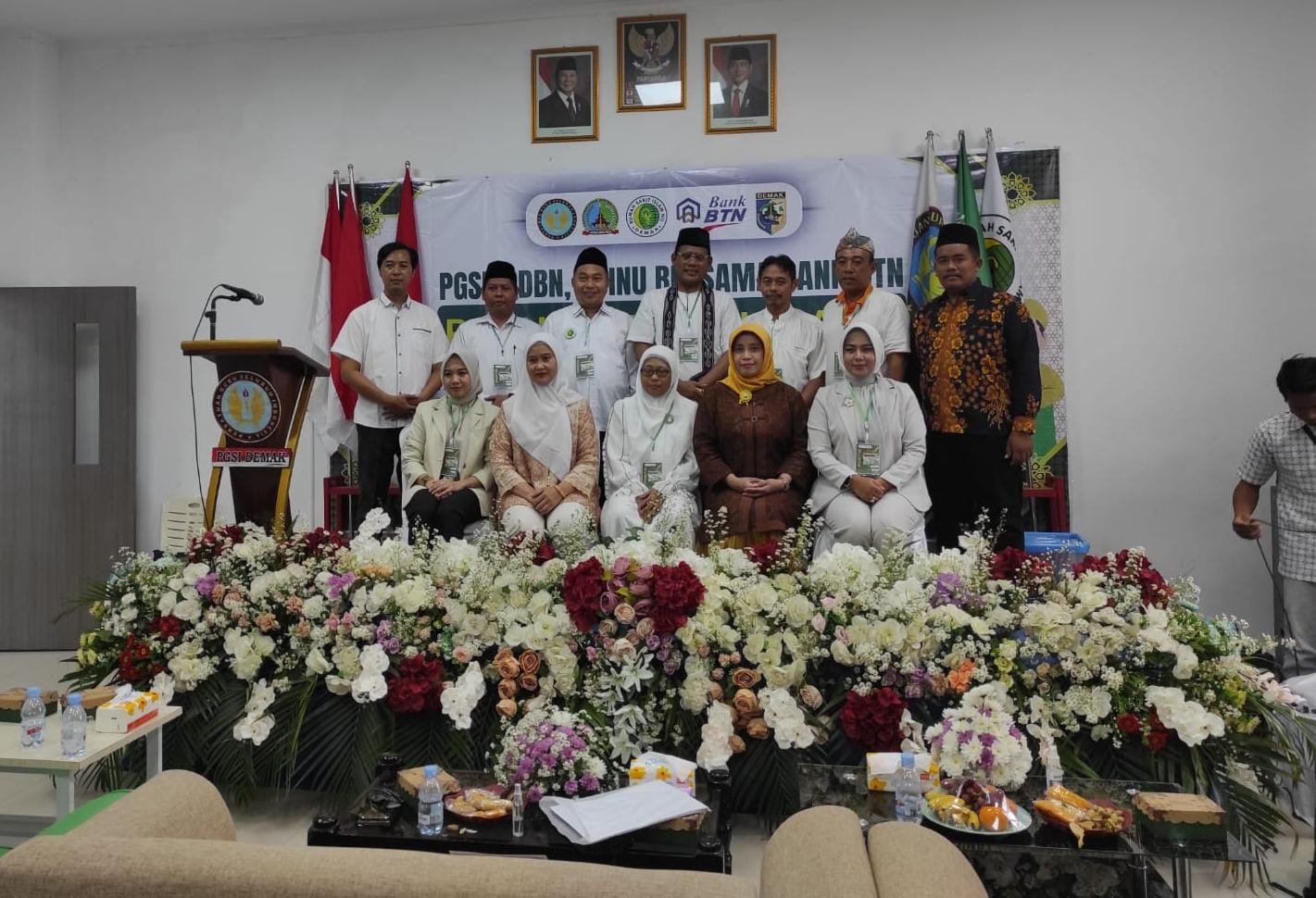 RSNU Demak RSINU Demak bersama PGSI, PDBN, dan Bank BTN berfoto bersama anak-anak peserta khitan massal gratis dalam kegiatan Peduli Kemanusiaan menyambut bulan suci Ramadhan, Ahad (1/2/2026). (Foto:Sam)